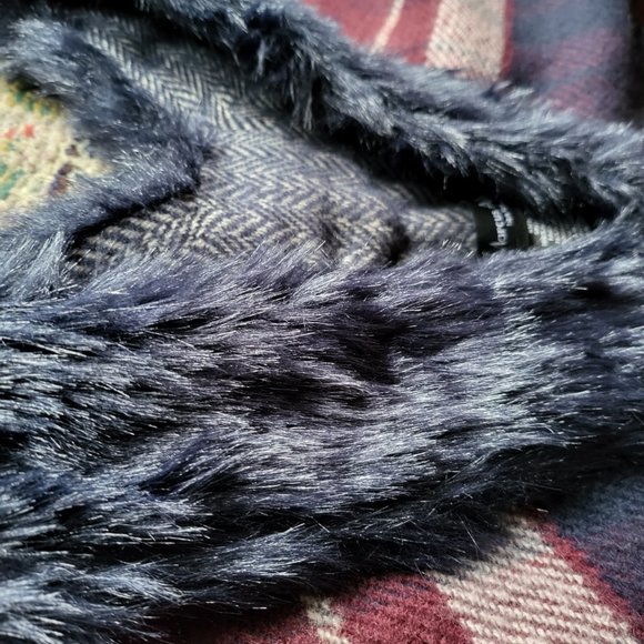 Marcus Adler New York Navy Plaid Cape, One Size - Picture 7 of 8